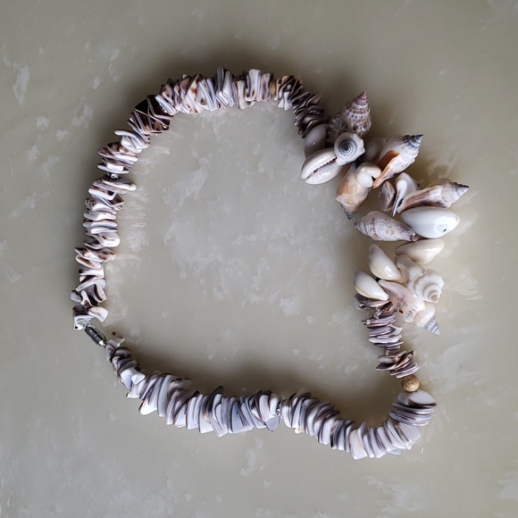Shells and natural shell tidbits necklace with a magnetic clasp - Picture 4 of 4